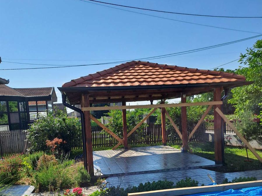 Gotov letnjikovac sa krovom od crepa u dvorištu